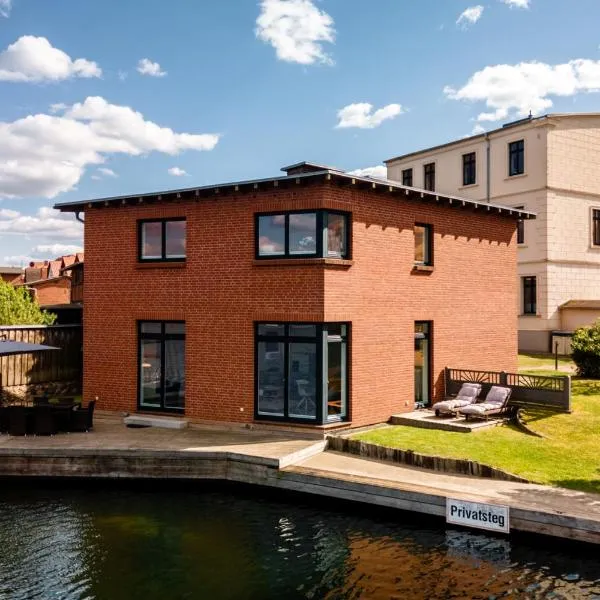 Seaside House - Ferienhaus mit privatem Bootsanleger, Terrasse und Wellness-Komfort direkt am Wasser, hotel v destinaci Malchow