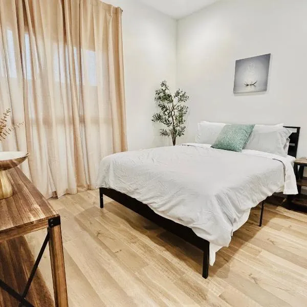 Newly Built Modern Central 2B On Sherman with Free Parking, hotel in North Sherman Way