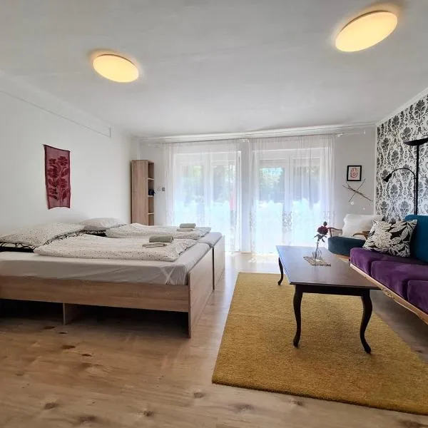 Napvirág - Közel mindenhez – hotel w mieście Balatonakarattya