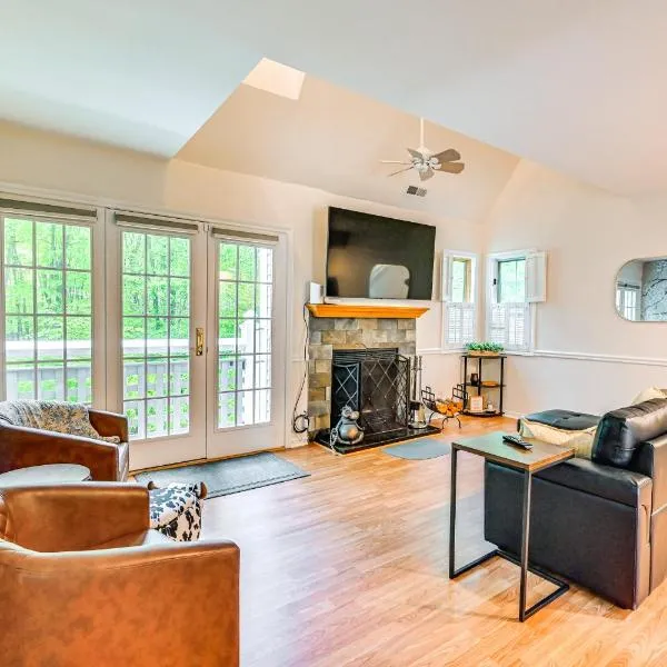 1 Mi to Mohegan Sun: Studio w/ Pool Access, hotel in Norwich