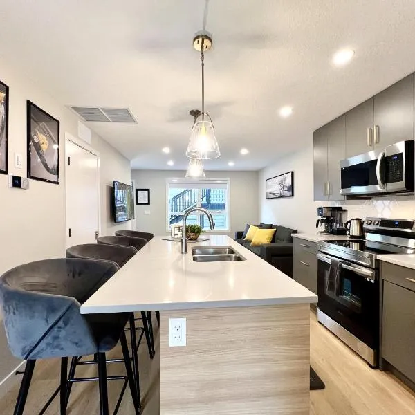 Brand New 2BR Condo with Outdoor Swimming Pool and Hot Tub, hotel in Canmore