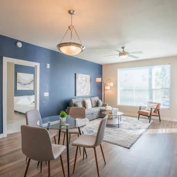 Posh 2BD - Gym, Pool, Parking, W-D - Sleeps 8, hotell i Tempe