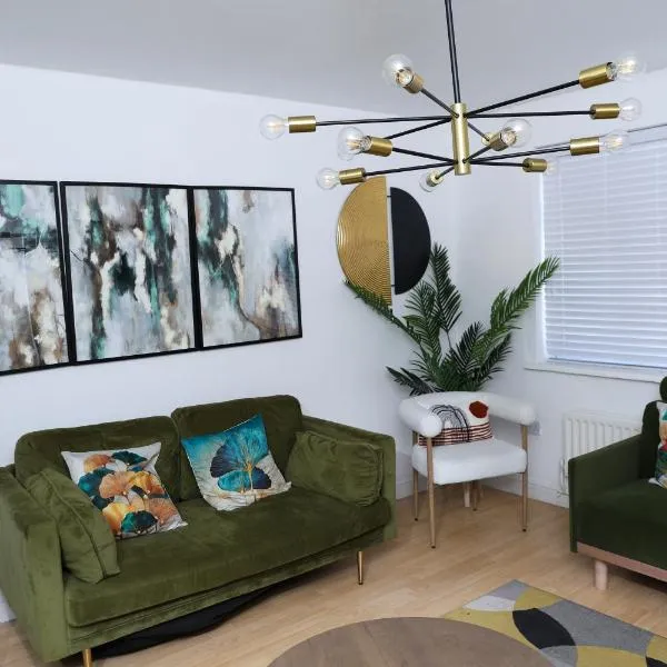Entire 3Bed in Greater Manchester with Fast Wi-Fi, Garden & Free Parking, hotel v destinaci Little Hulton