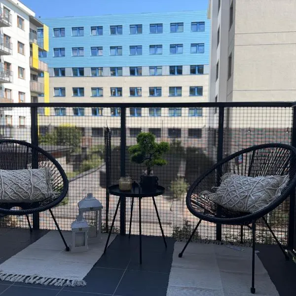 Modern apartment near to the Chopin's airport Cybernetyki 2A, hotel em Varsóvia