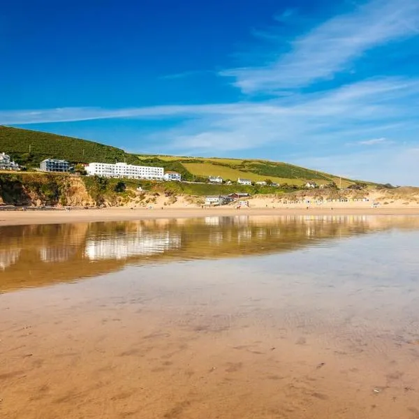 Cosy North Devon Thatched Cottage near beaches, hotel in Marwood