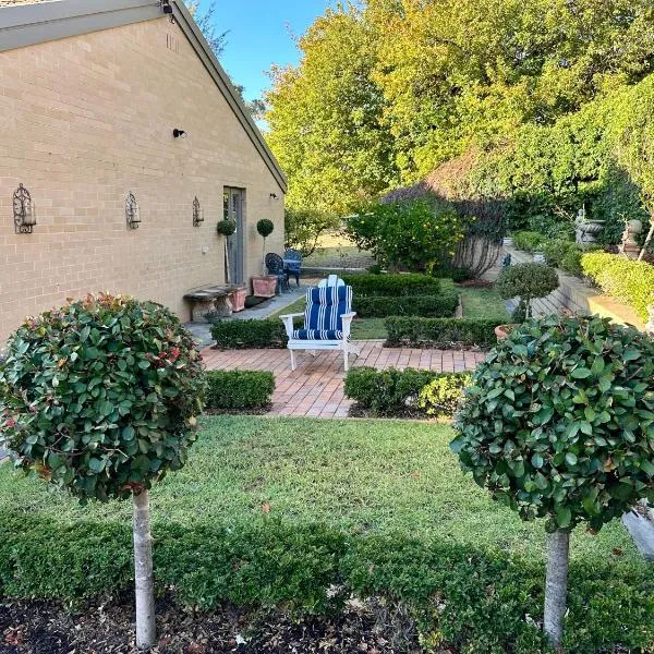 Centrally located Stylish Villa on the Hill, hotel in Albury
