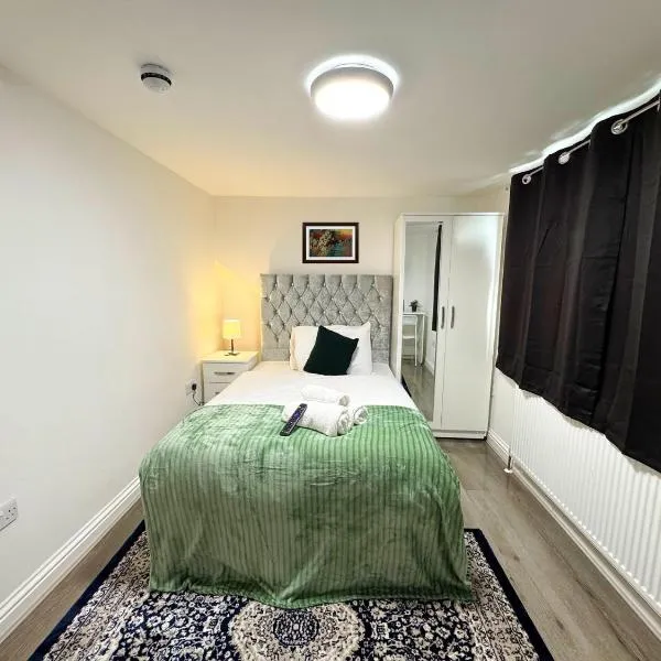 Heathrow Lodge BnB, hotel in Harmondsworth
