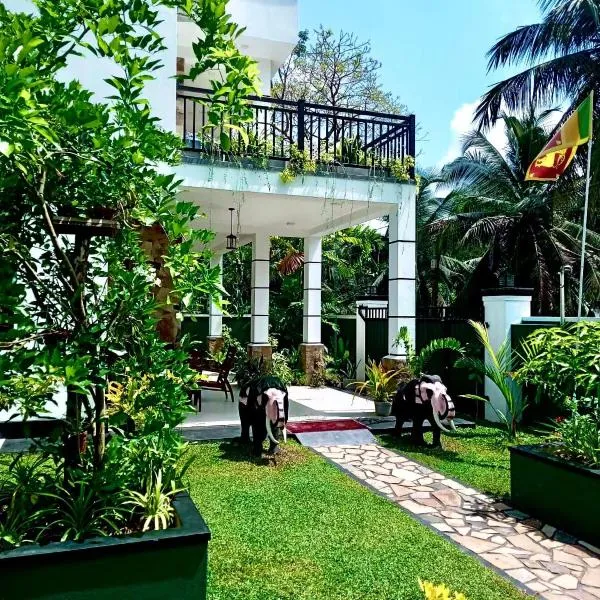 Sri White Villa Airport Boutique Hotel、カトゥナーヤカのホテル
