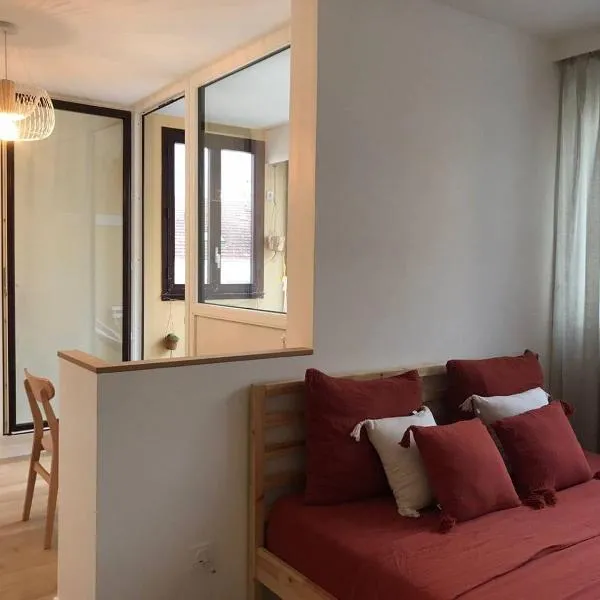 Le Studio Lumière - Balcony - 5min Part-Dieu, Hotel in Lyon