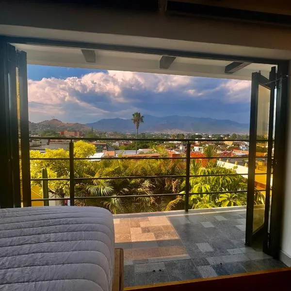 El mirador E&A en el Centro Histórico de Oaxaca y vistas a las montañas, hotel in Oaxaca City