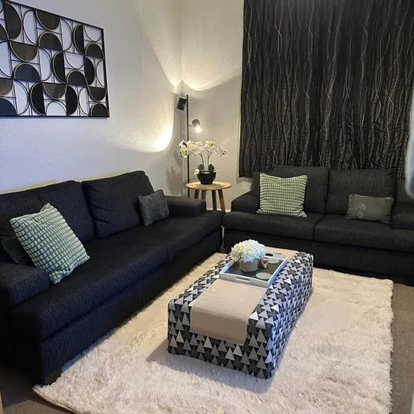 RENWICK IN THE CITY NELSON, 10min walk to city centre, full kitchen, fast fibre wifi, drive 13min to Airport, 5min to Hospital, quiet street, dog friendly、ネルソンのホテル