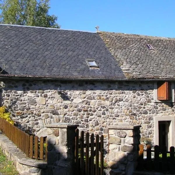 maison auvergnate individuelle, hotel in Menet