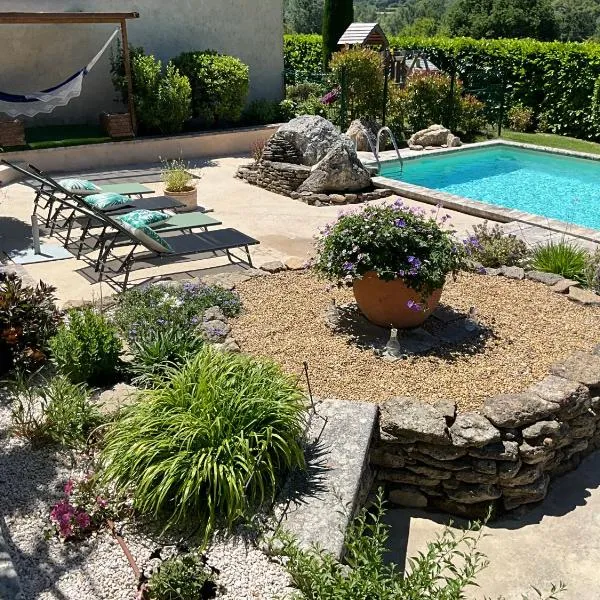 Le petit bastidon gîte à Oppède avec piscine, hotel em Oppède