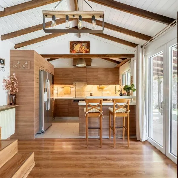 Rustic Garden Cabin, hotel v destinaci Vári