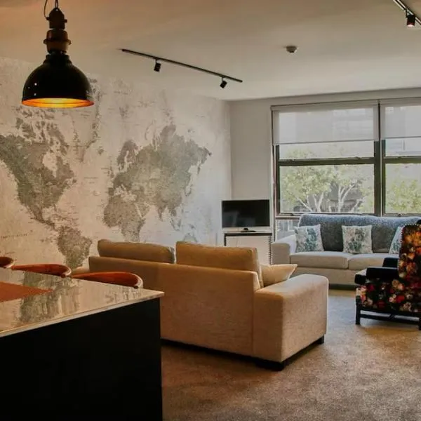 Modern City Loft, 2BR Split, 2 Levels & Parking, hotel v Aucklandu