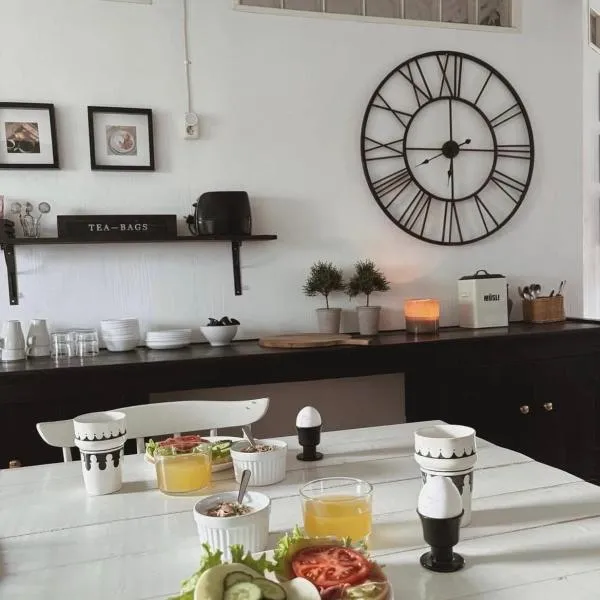 Bed and Breakfast 33, hotel v destinaci Ängelholm