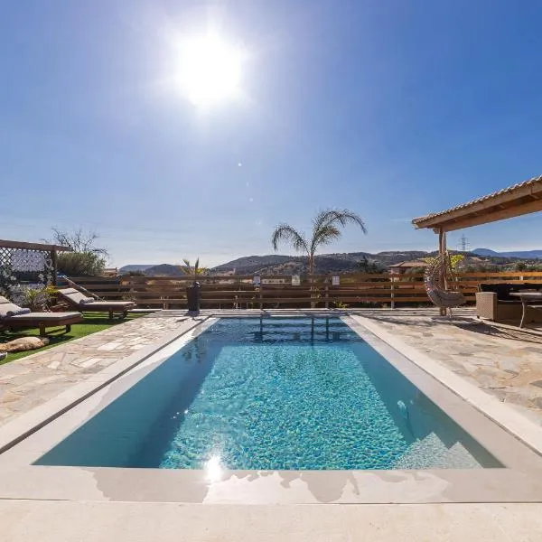 RELAXING POOL HOUSE IN LAGONISI 1, hotel in Kalívia Thorikoú