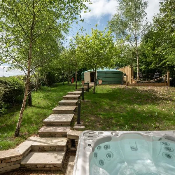 Yurt with Hot Tub near Hartington, Peak District, hotel v destinaci Buxton