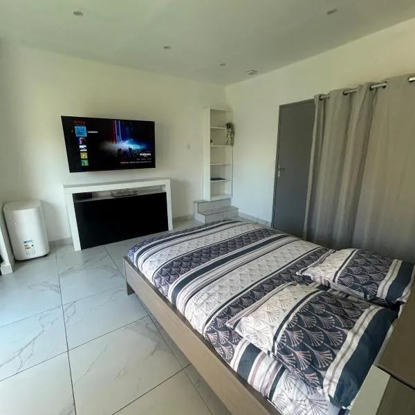 Studio en bas de villa, hótel í Arles