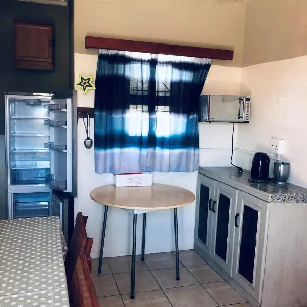 FEATHERS INN GUEST HOUSE، فندق في والفيز باي