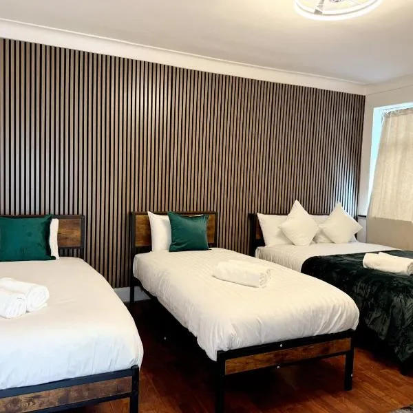 BE-1st Floor Quad Room in Wembley!, hotel in London