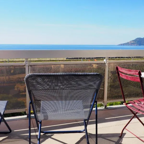 Sea, Sky, and this studio, hotel di Cannes