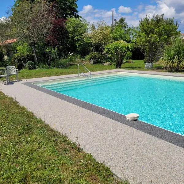 Logis Hôtel La crémaillère, hotel v destinácii Hagetmau