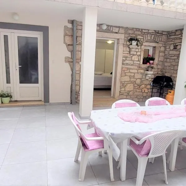 Beautiful Alisa Home - center of the old town Vodnjan, hotel a Vodnjan