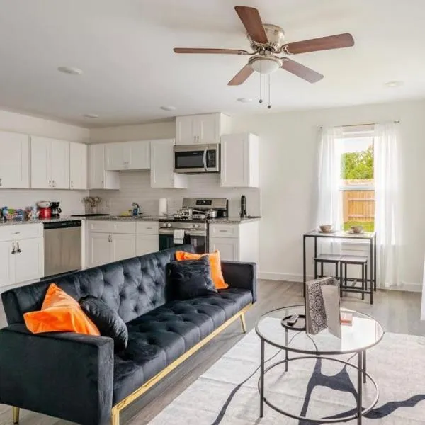 The Divine 3 - Townhome with AC, WiFi in Beautiful Houston, hotel in Houston