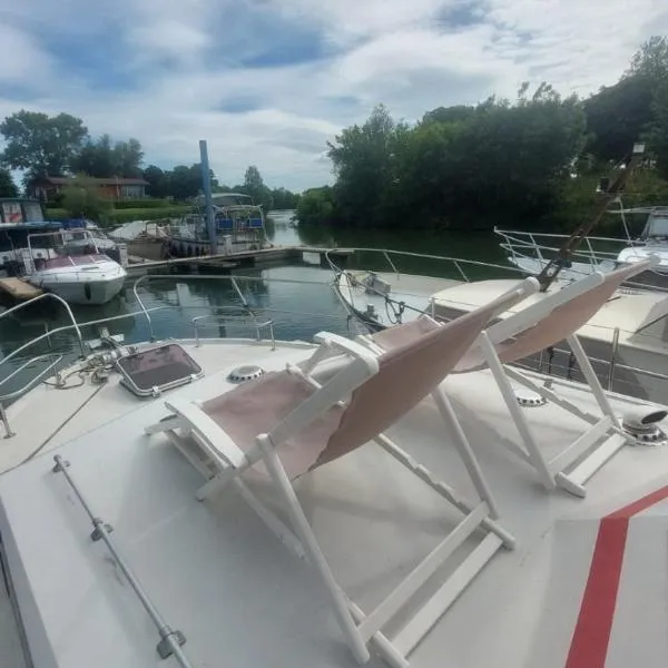 Escapade en Bateau VIntage avec terrasse mini spa option payante, hotel v destinaci Seurre