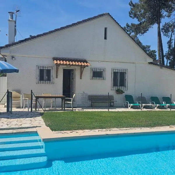 Casinha; Piscina/ Praia/ Lisboa, khách sạn ở Aroeira