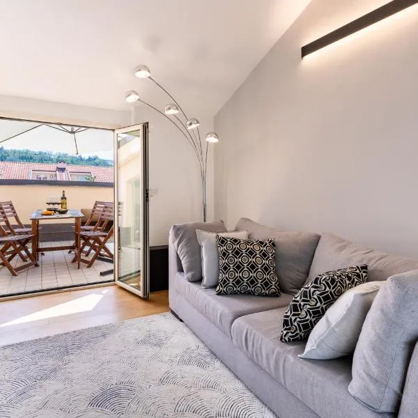 Modern Apartment with double terrace and parking, hotell sihtkohas Alba