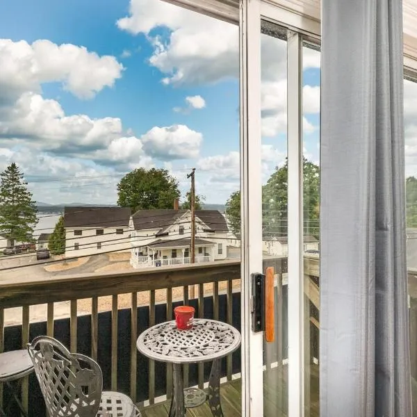 Bright & Airy Condo, Lake Views, Pool, Prime Location!, hotel v destinaci Laconia