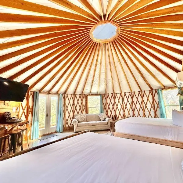 Yurt Overlook #3 with AC and Private Bath 2 Kings, hotel v destinaci Orderville
