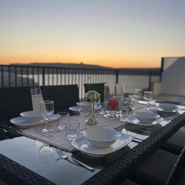 Seafront Penthouse with Large Terrace and Panoramic Views-Mellieha Bay Ghadira, Hotel in Mellieħa