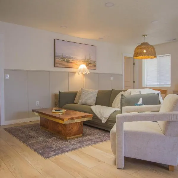 Bohemian Chic an Eclectic Escape-Hot Tub-Pet Friendly-No Pet Fees!, hotel v destinaci Albuquerque