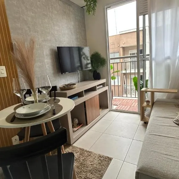 Apto com varanda a 5min Tokio Marine, hotel in Sao Paulo