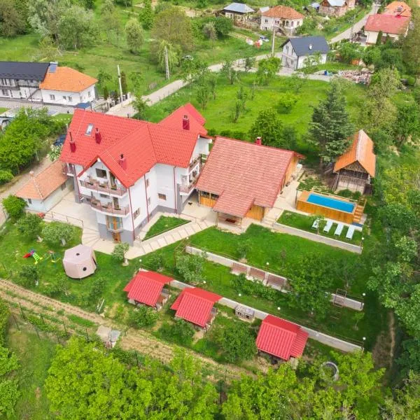 Perla Argesului cazare hotel, piscina incalzita, Transfăgarasan Curtea de Arges, hotelli kohteessa Albestii de Arges
