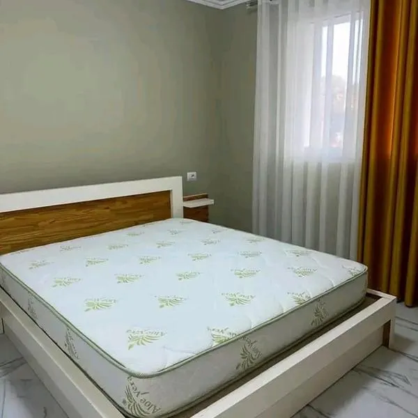 Villas Elena for Rent best view Durres city, hotelli kohteessa Shijak