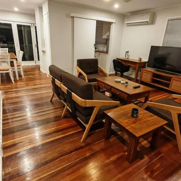 Three-bedroom house with pool & yard, hotel a Rochedale South