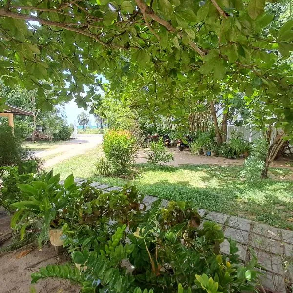 Holiday Beach Guesthouse, hotel v destinaci Kalkudah