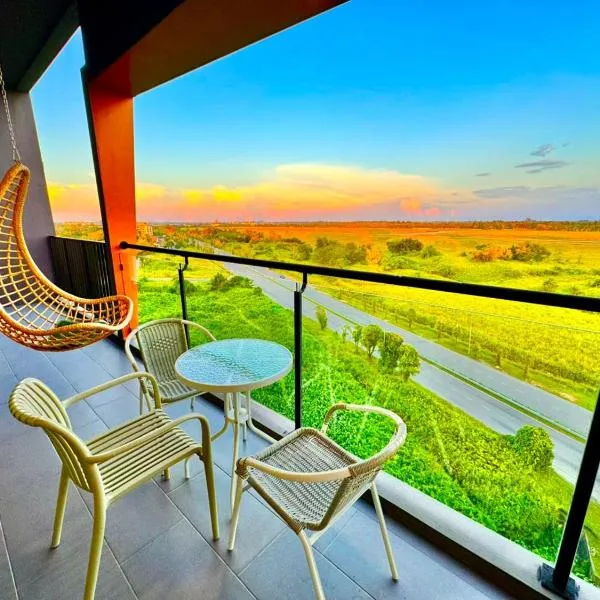 24'HR CHECK IN H'FLOOR SARADISE ECHELON KUCHING LUXURY BALCONY CONDO FACING AIRPORT 3R2B-2Cpark, hotel in Kuching