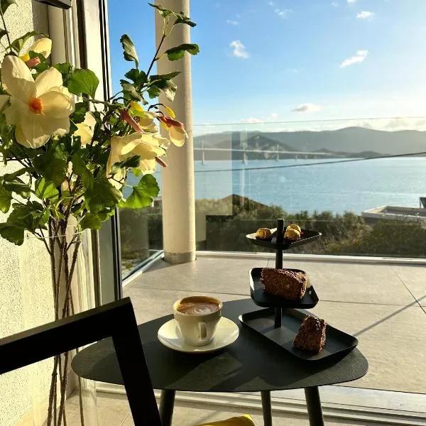 Double pleasure - two apartments with sea views and pool, hotel in Komarna