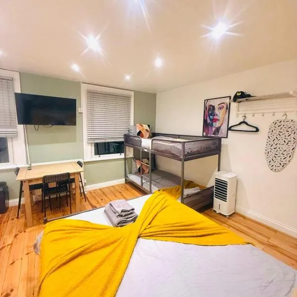 Notting Hill Guest Studio, hotel in Ealing