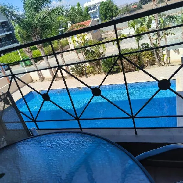 2 Bed Apartment in Kiti with Communal Pool, מלון בKiti