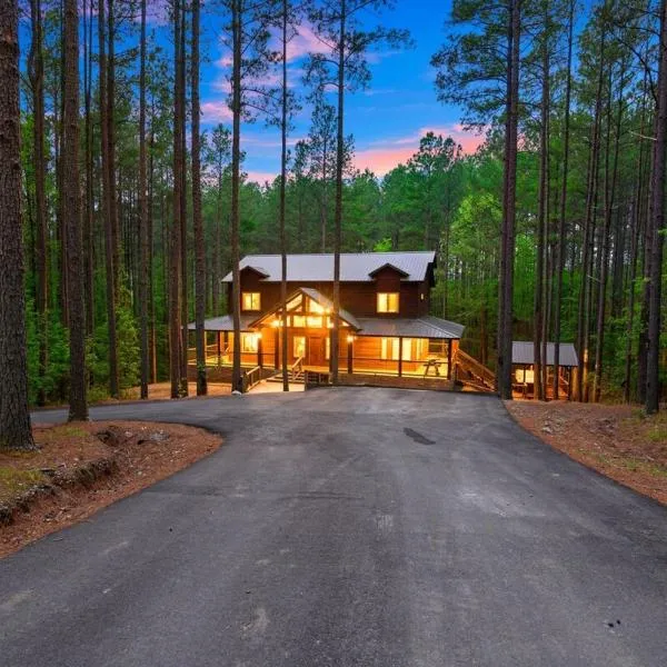 Low Rider Lodge - Backs to Pine Forest and ATV Trail Access from Driveway, hotel in Broken Bow