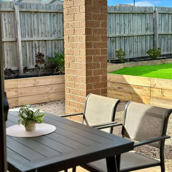 Valley View 4BR home near Food trucks and Station, hotel v destinácii Melton South