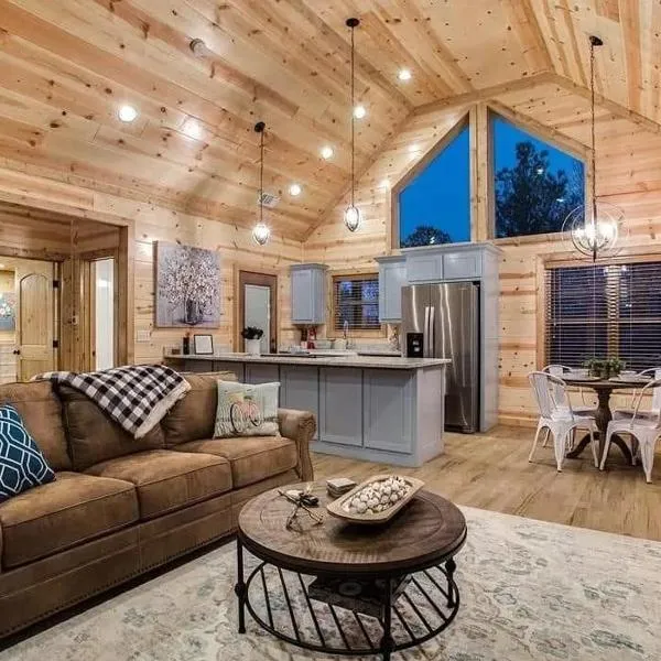 Twilight Pines - Dreamy Cabin w Hot Tub & optional Kids Loft, khách sạn ở Broken Bow