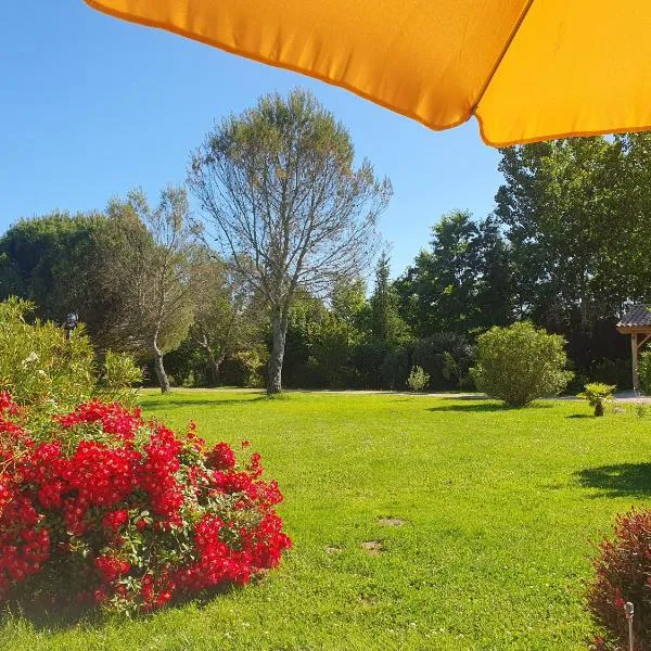 Les deux glycines Bed and Breakfast, hotel in Lédat