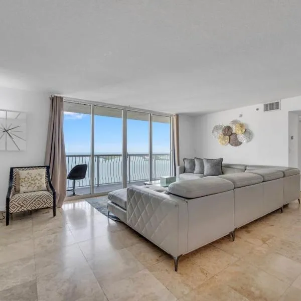 Panoramic 2BR Bay-View in Brickell With Parking, khách sạn ở Miami